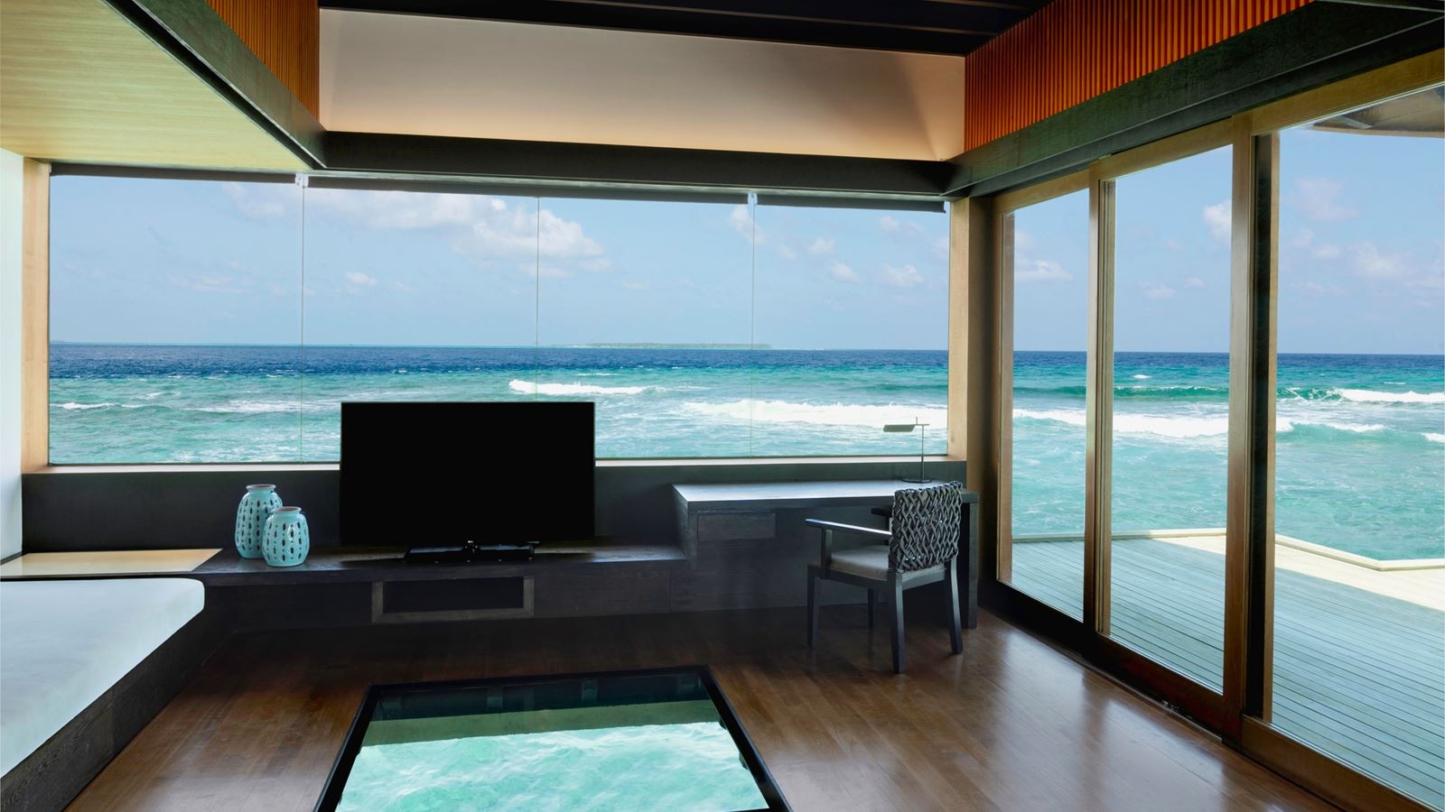 rooms-heavenly-overwater-villa-pool