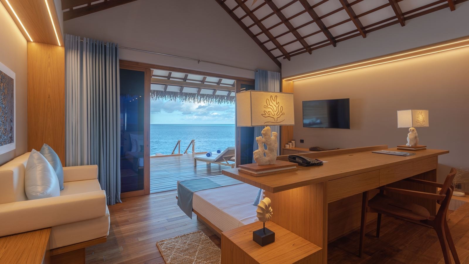 rooms-sunset-water-bungalow-with-jacuzzi