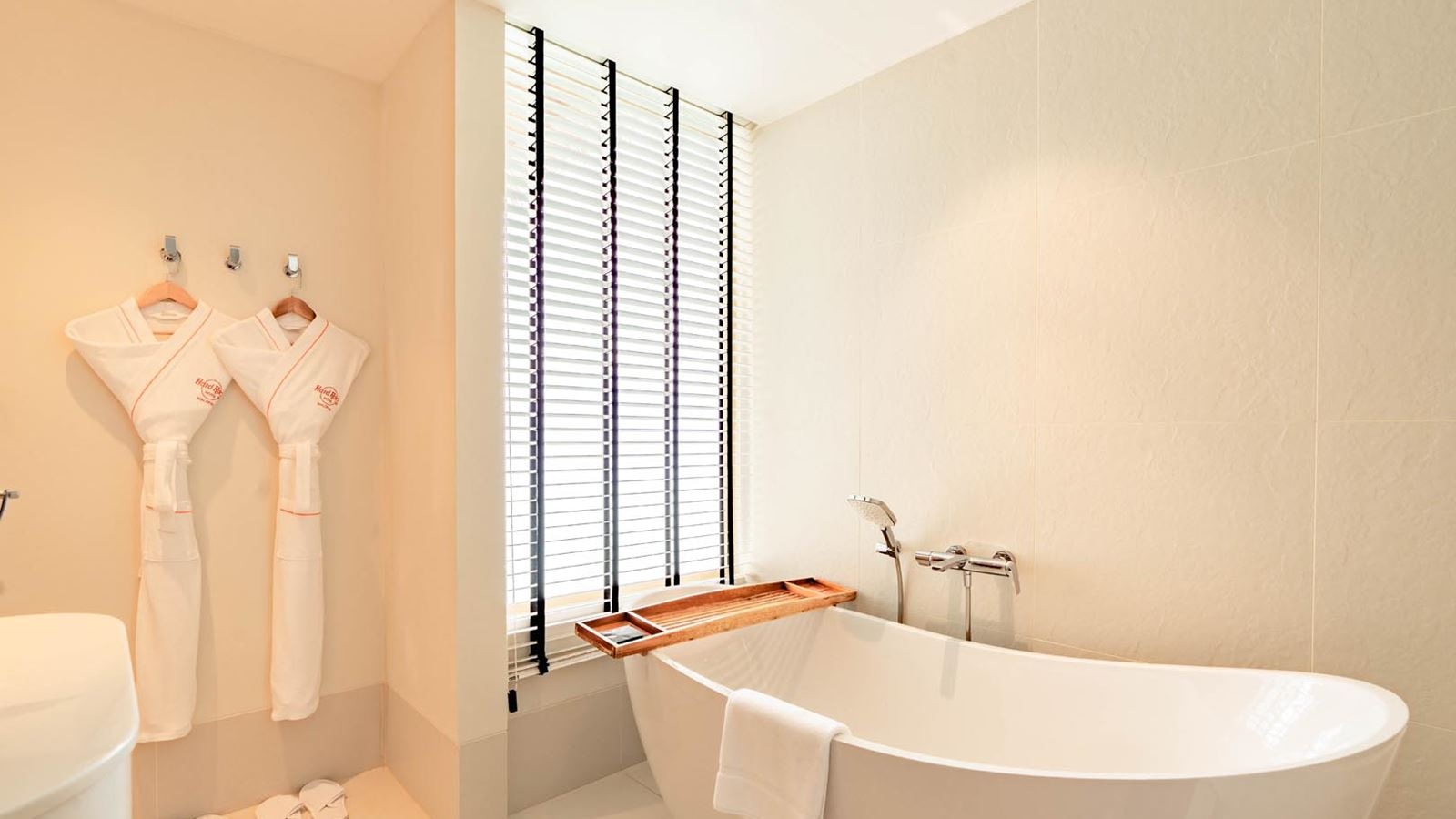 rooms-diamond-overwater-pool-villa--twin