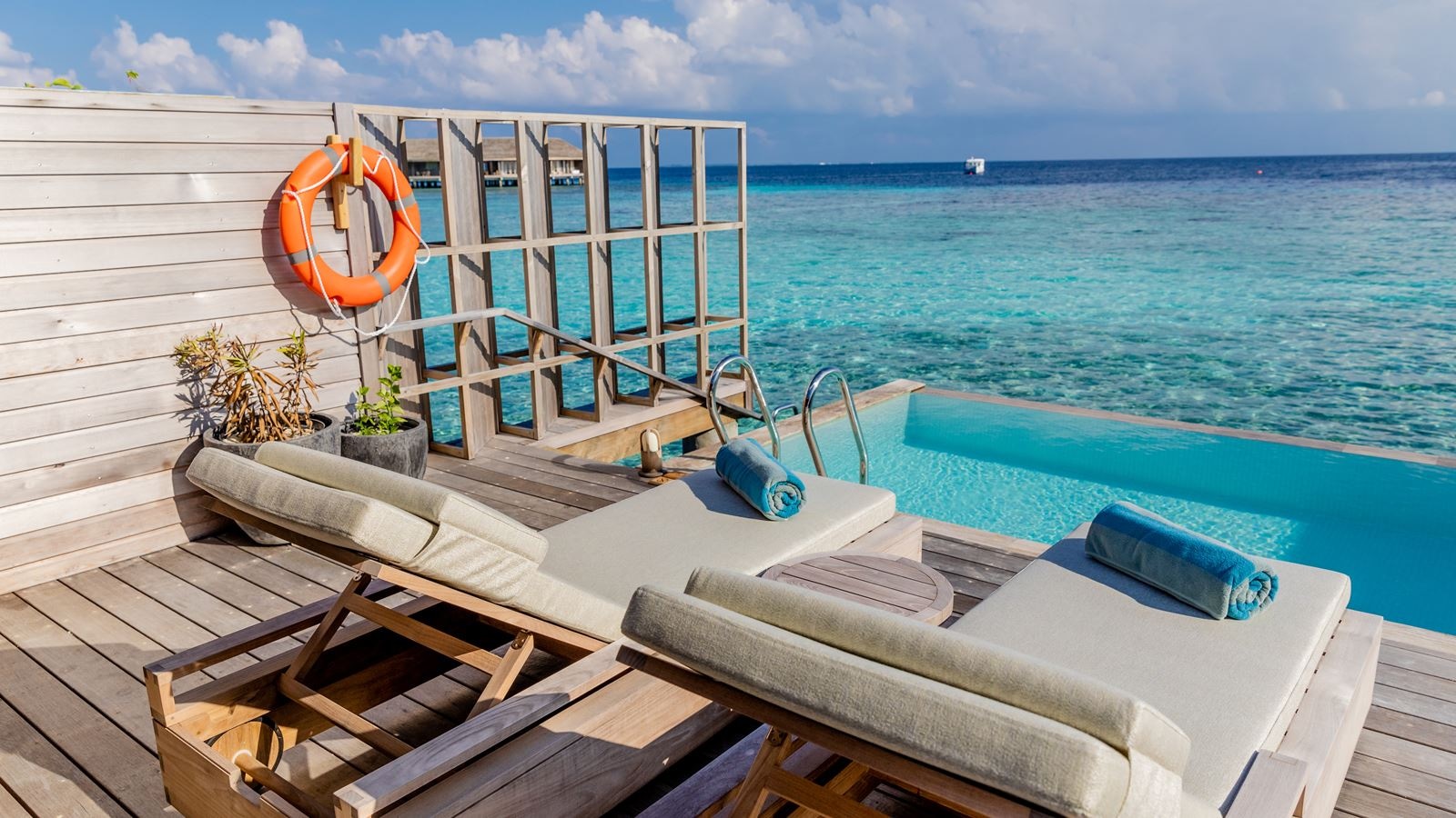 rooms-lagoon-pool-villa