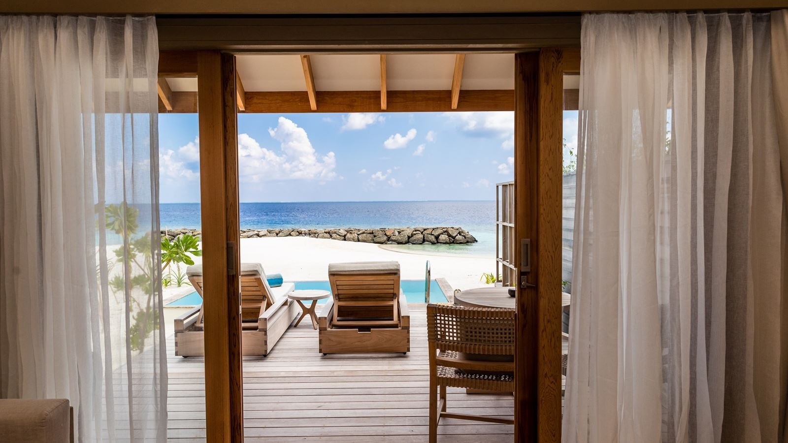 rooms-beach-pool-villa