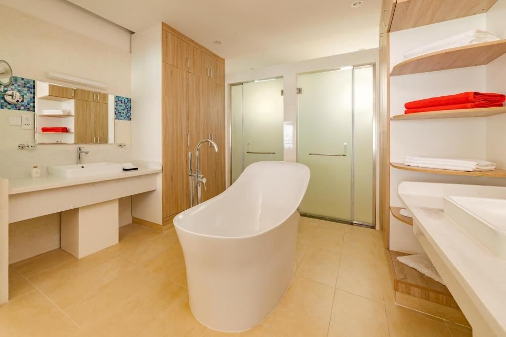 rooms-ocean-villa-with-pool-+-slide