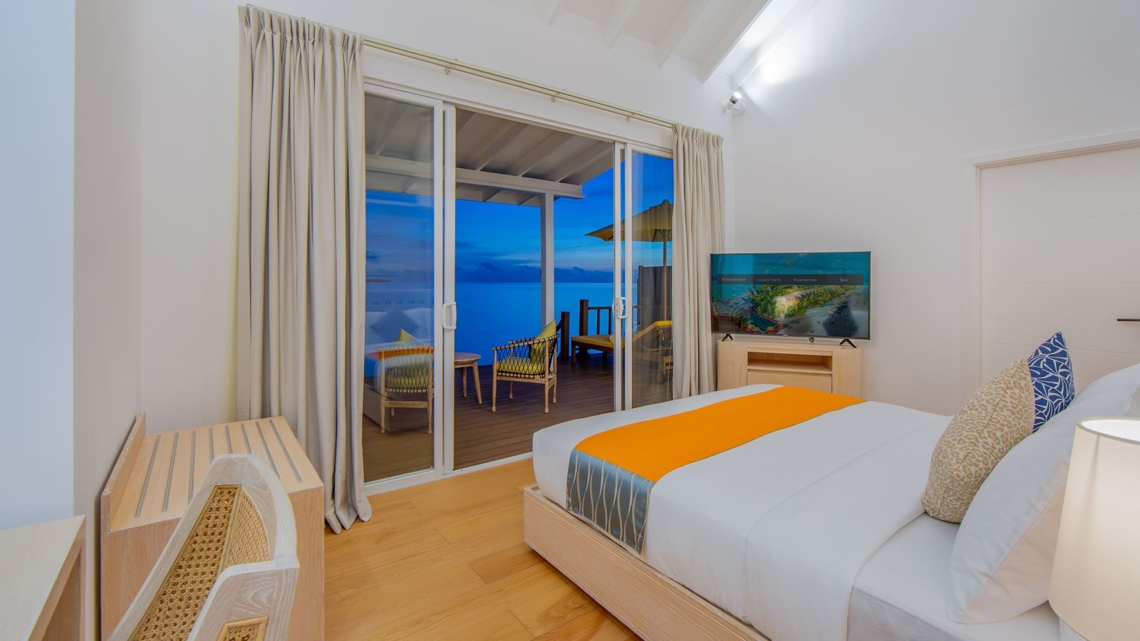 rooms-sunset-pool-water-villa