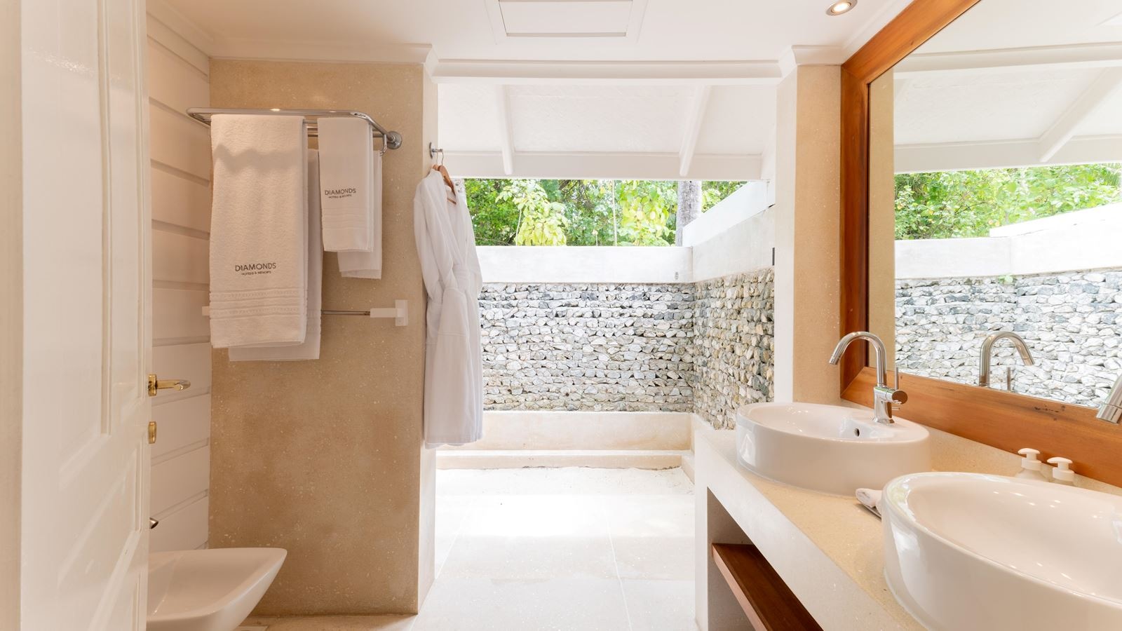 rooms-beach-front-junior-suite