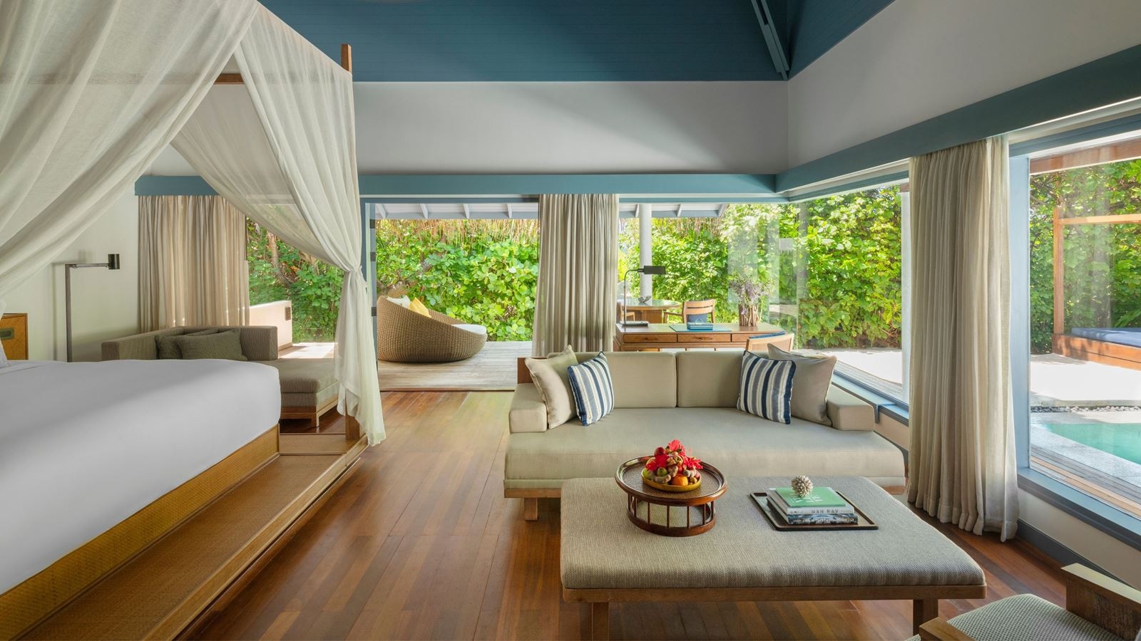 rooms-oceanfront-beach-pool-villa-1br