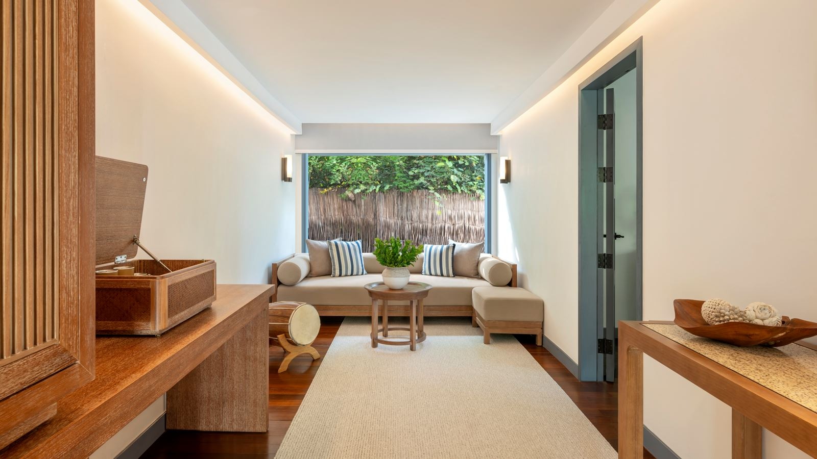 rooms-oceanfront-beach-pool-villa-1br