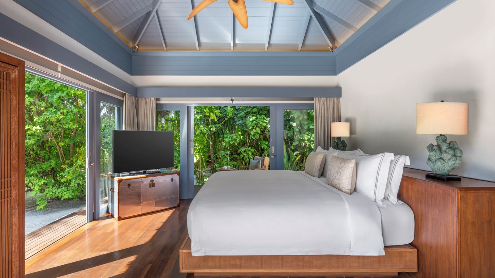 rooms-family-oceanfront-beach-pool-villa--2br