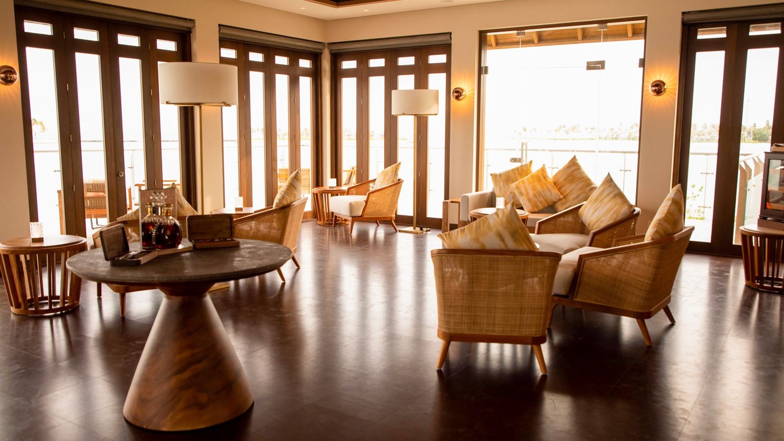 bars-cigar--whiskey-lounge