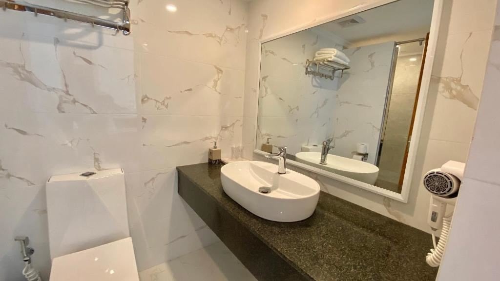 rooms-deluxe-double-room-city-view-with-balcony