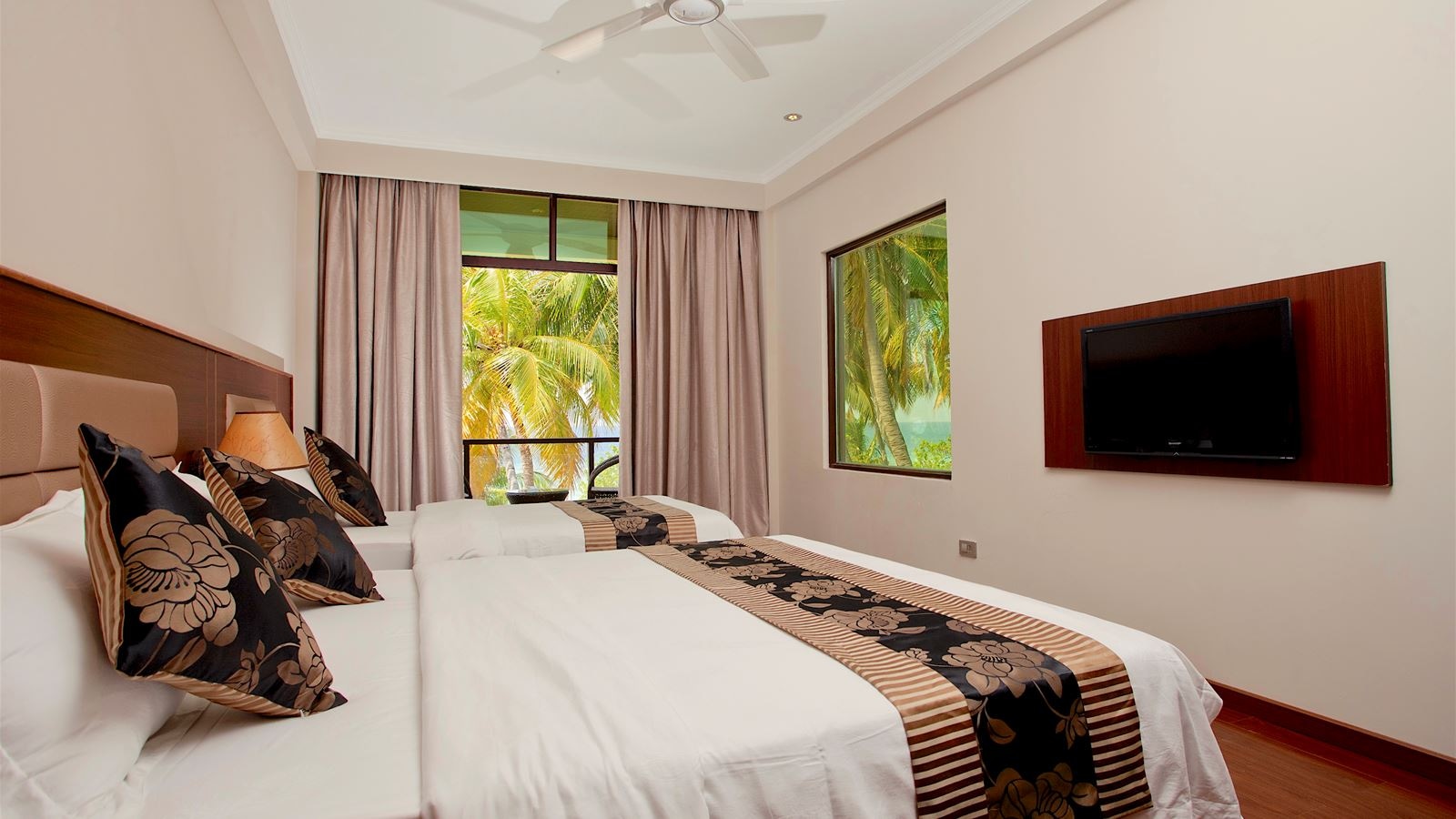 rooms-family-room-seaview-with-balcony