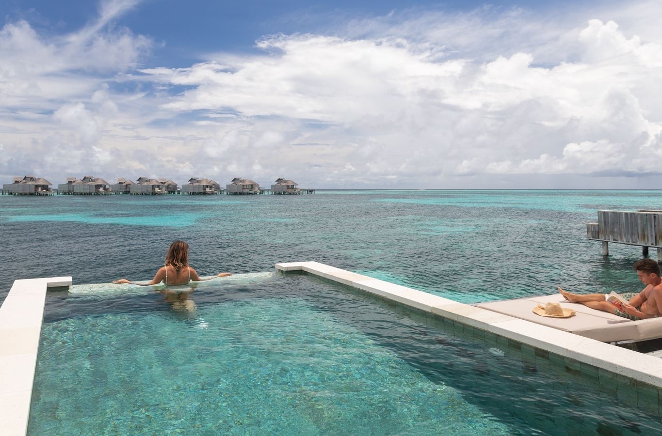rooms-laamu-water-villa