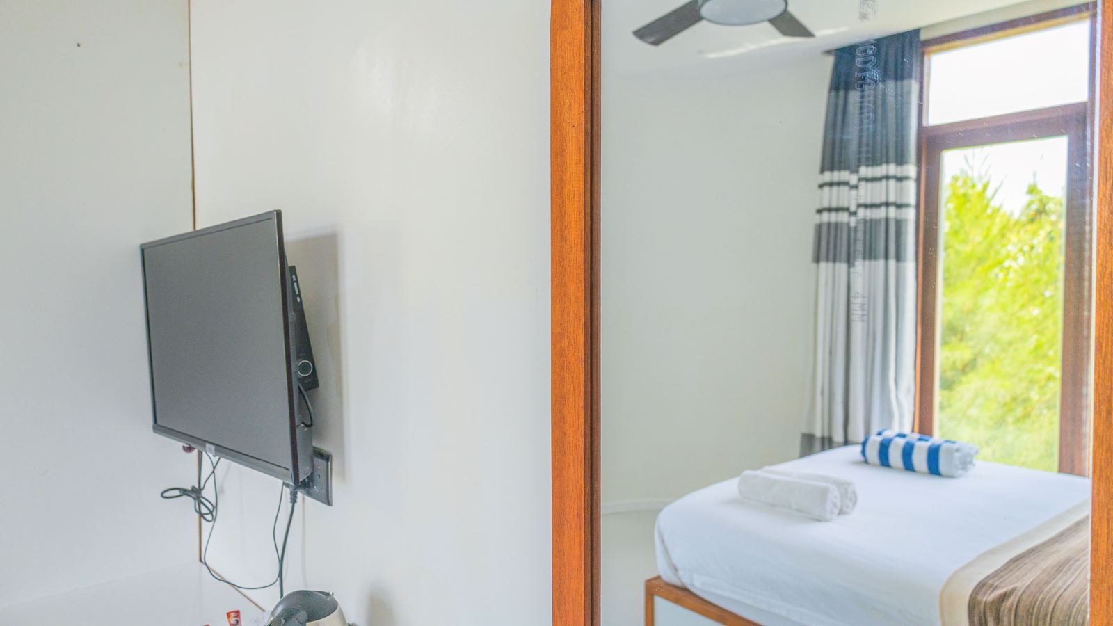 rooms-deluxe-island-view-with-balcony