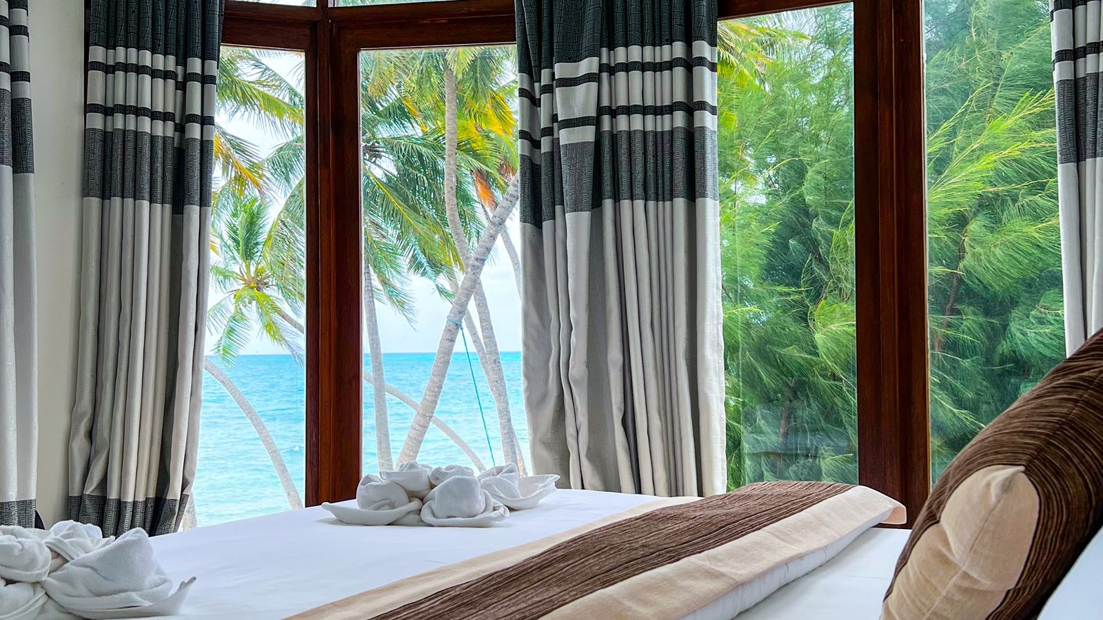 rooms-deluxe-suite-seaview-with-balcony