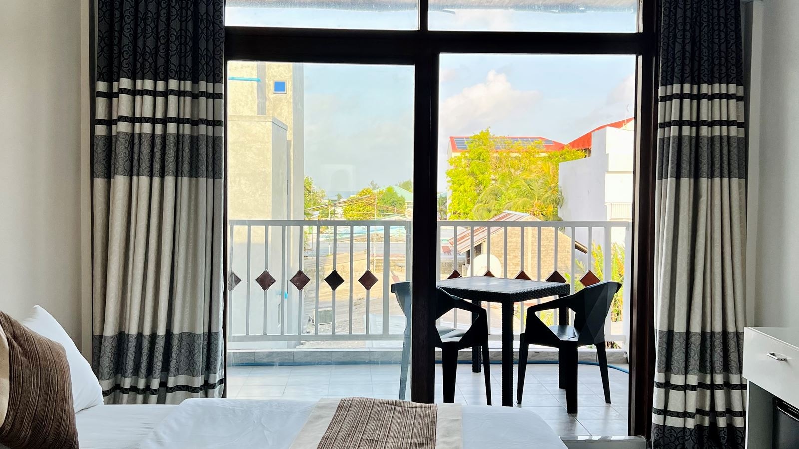 rooms-deluxe-island-view-with-balcony