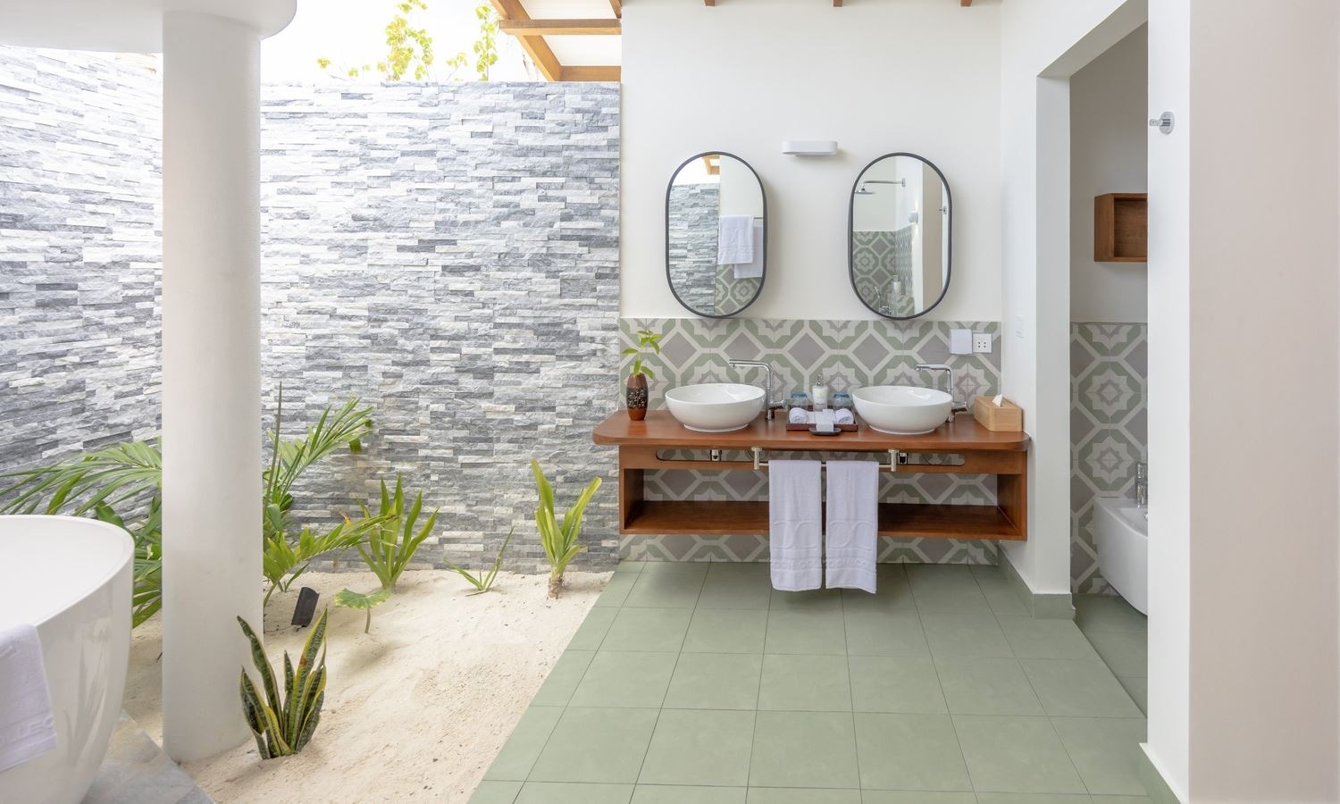 rooms-beach-suite-pool