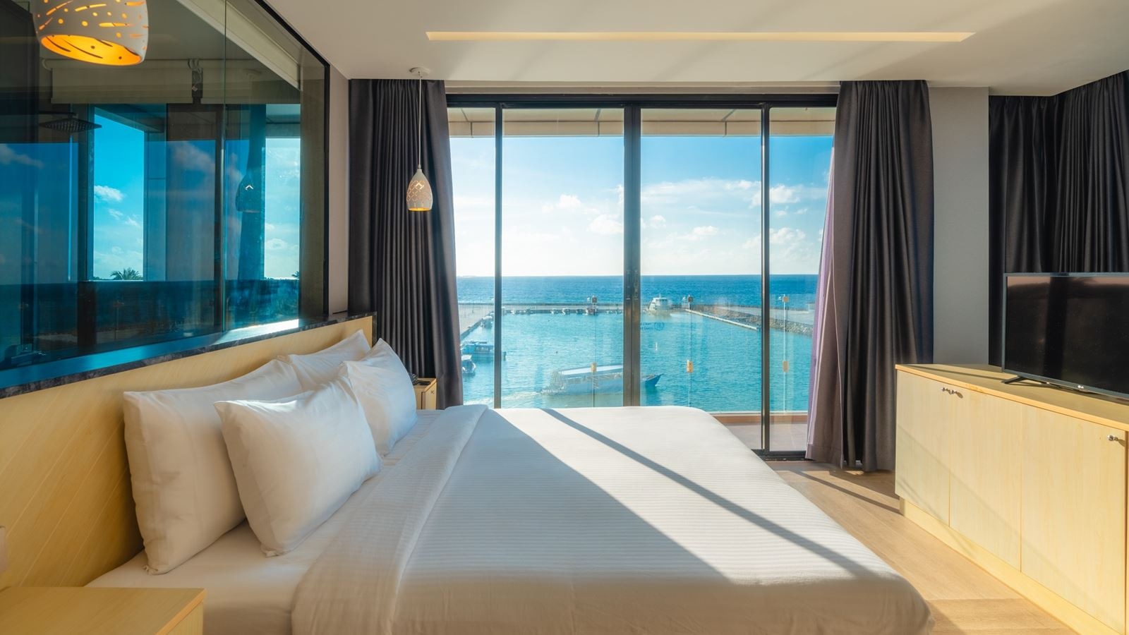 rooms-executive-sea-view-with-balcony