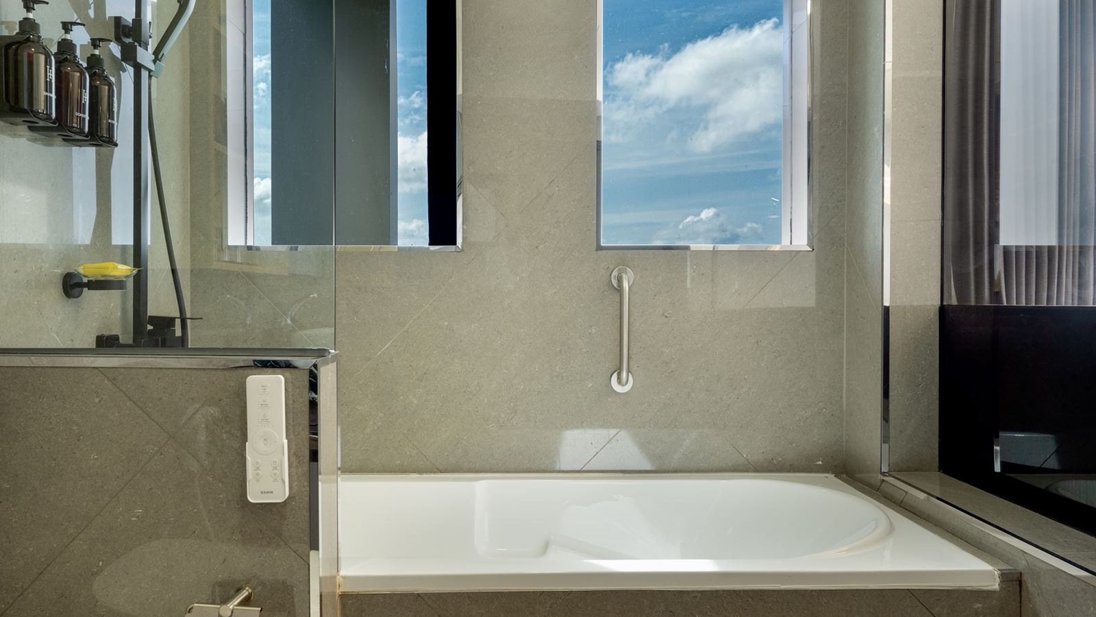 rooms-executive-sea-view-with-balcony