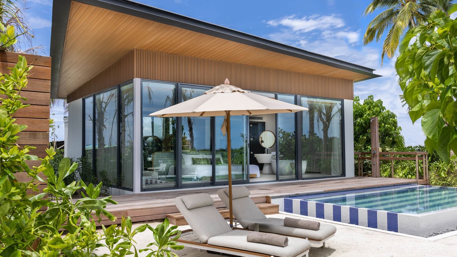 rooms-lagoon-beach-pool-villa