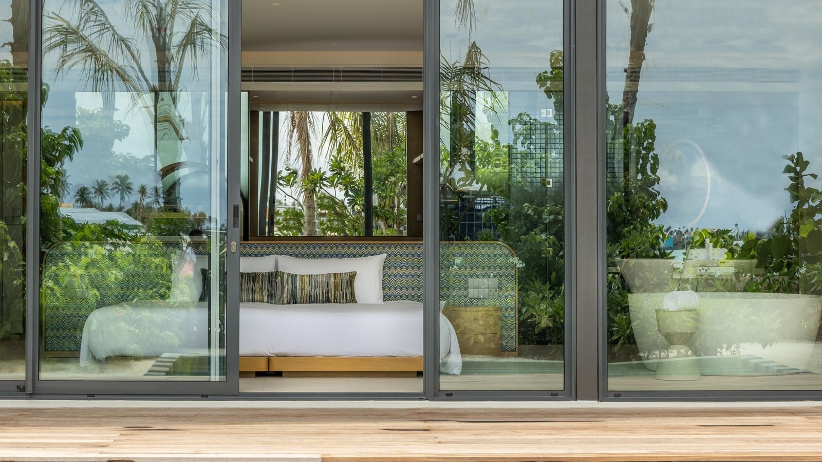 rooms-lagoon-beach-pool-villa