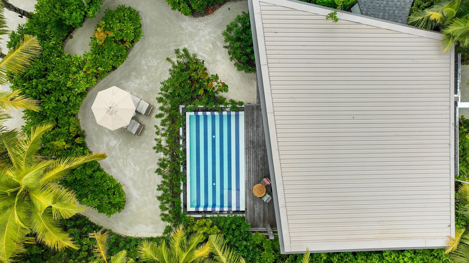 rooms-family-beach-pool-villa-with-capsule