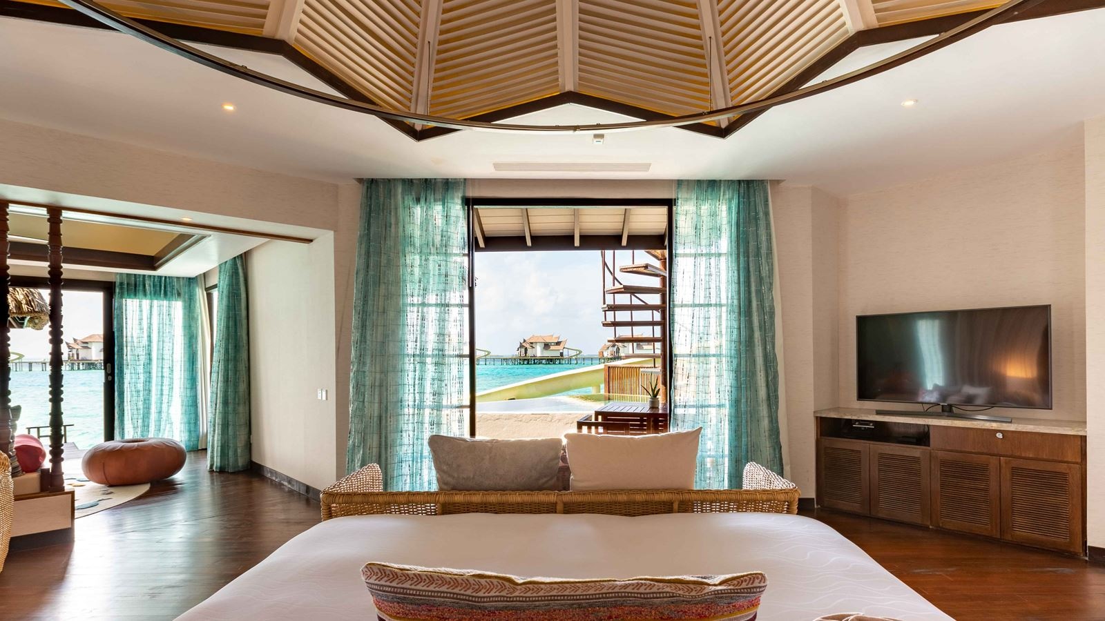 rooms-ocean-pool-suite-with-slide