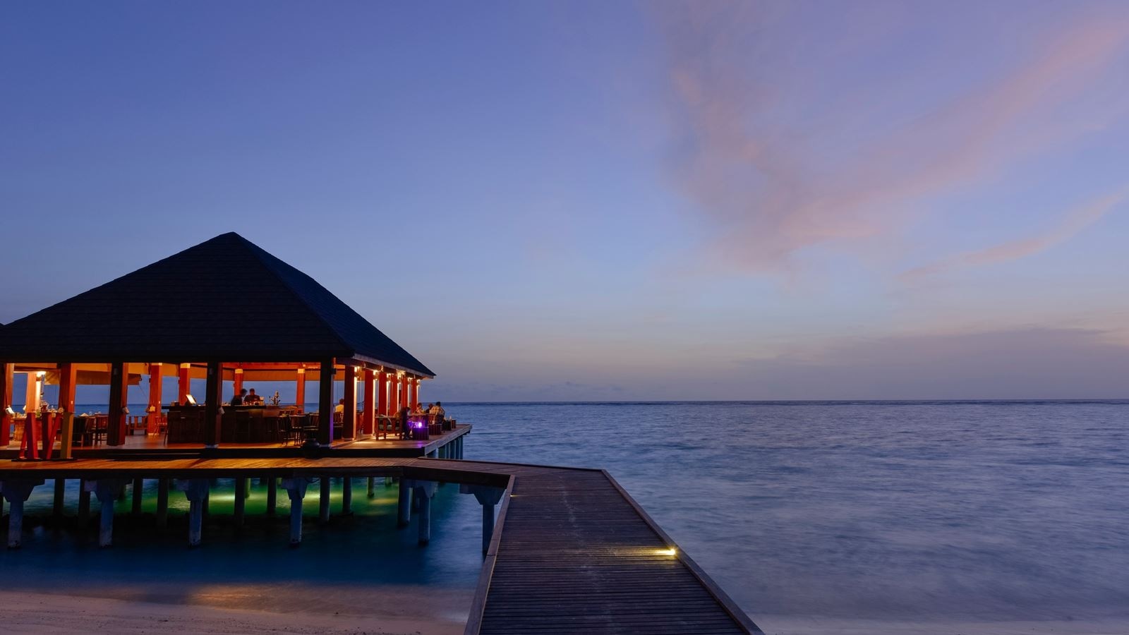 restaurants-avi-overwater-bar--restaurant