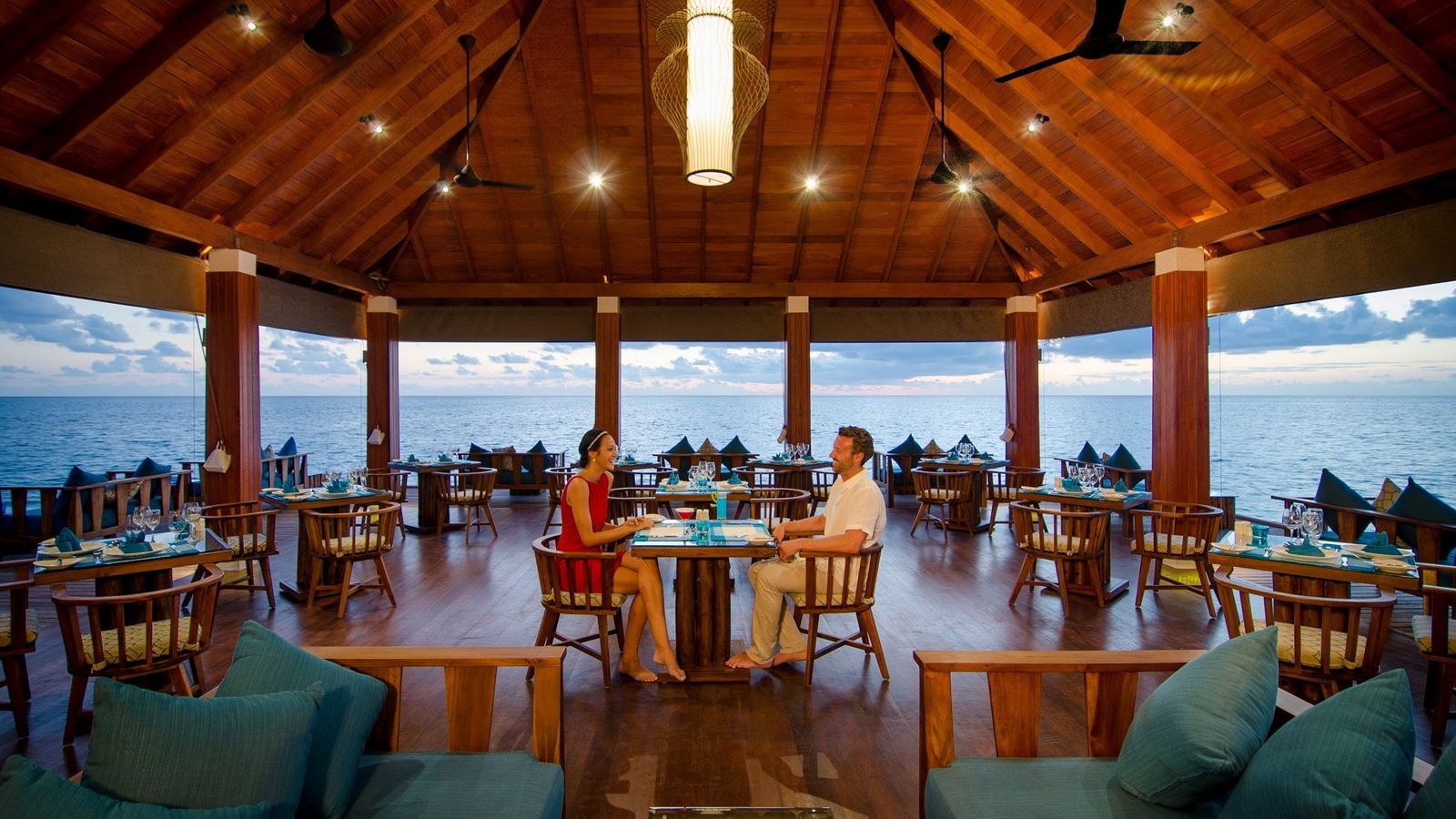restaurants-avi-overwater-bar--restaurant