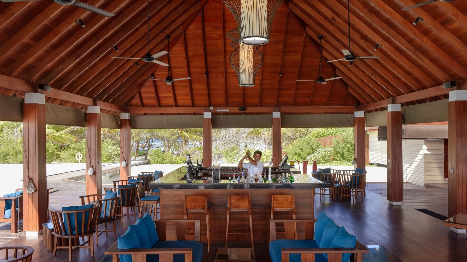 restaurants-avi-overwater-bar--restaurant