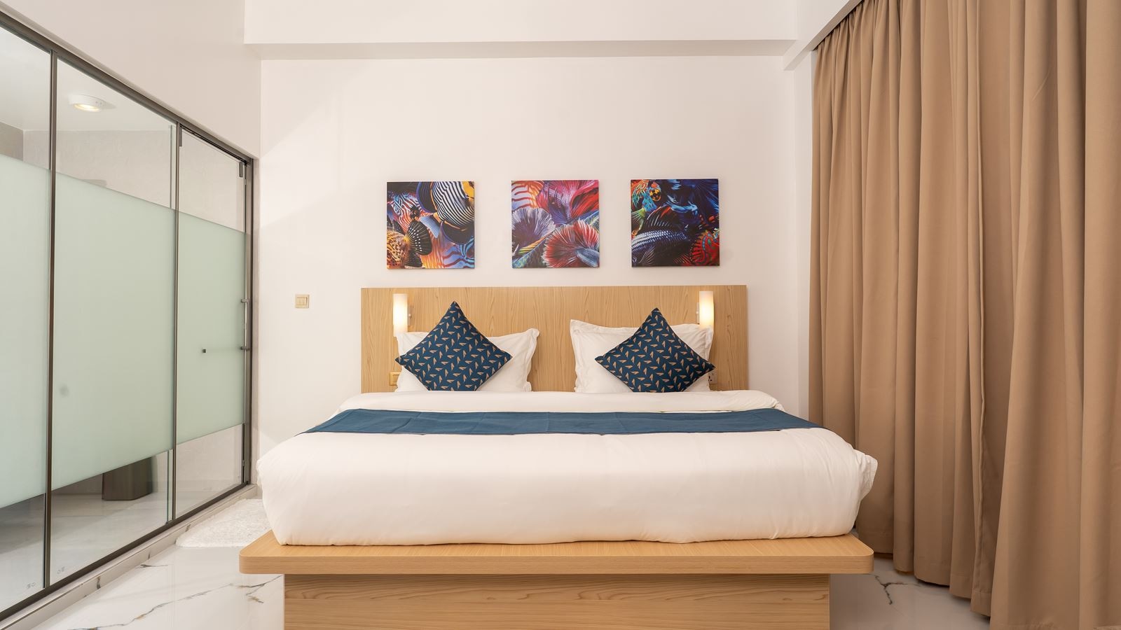 rooms-junior-seaview-suite-with-mini-balcony