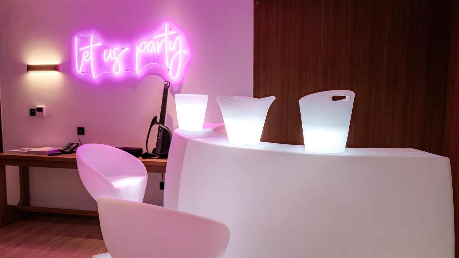 rooms-two-bedroom-party-suite-with-private-pool