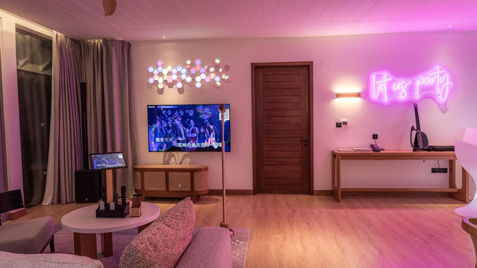 rooms-two-bedroom-party-suite-with-private-pool