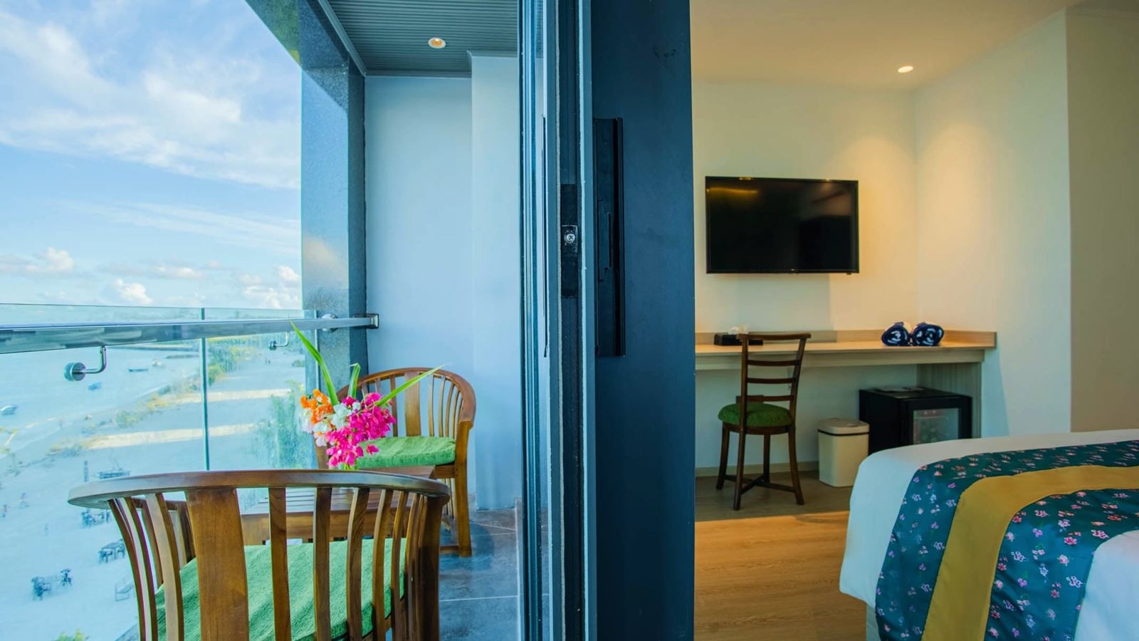 rooms-deluxe-seaview-room-with-balcony