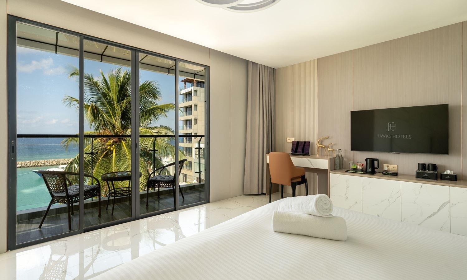 rooms-deluxe-room-sea-view-with-balcony