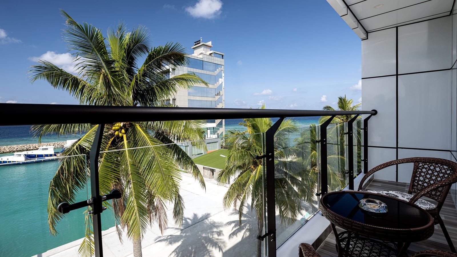 rooms-deluxe-room-sea-view-with-balcony