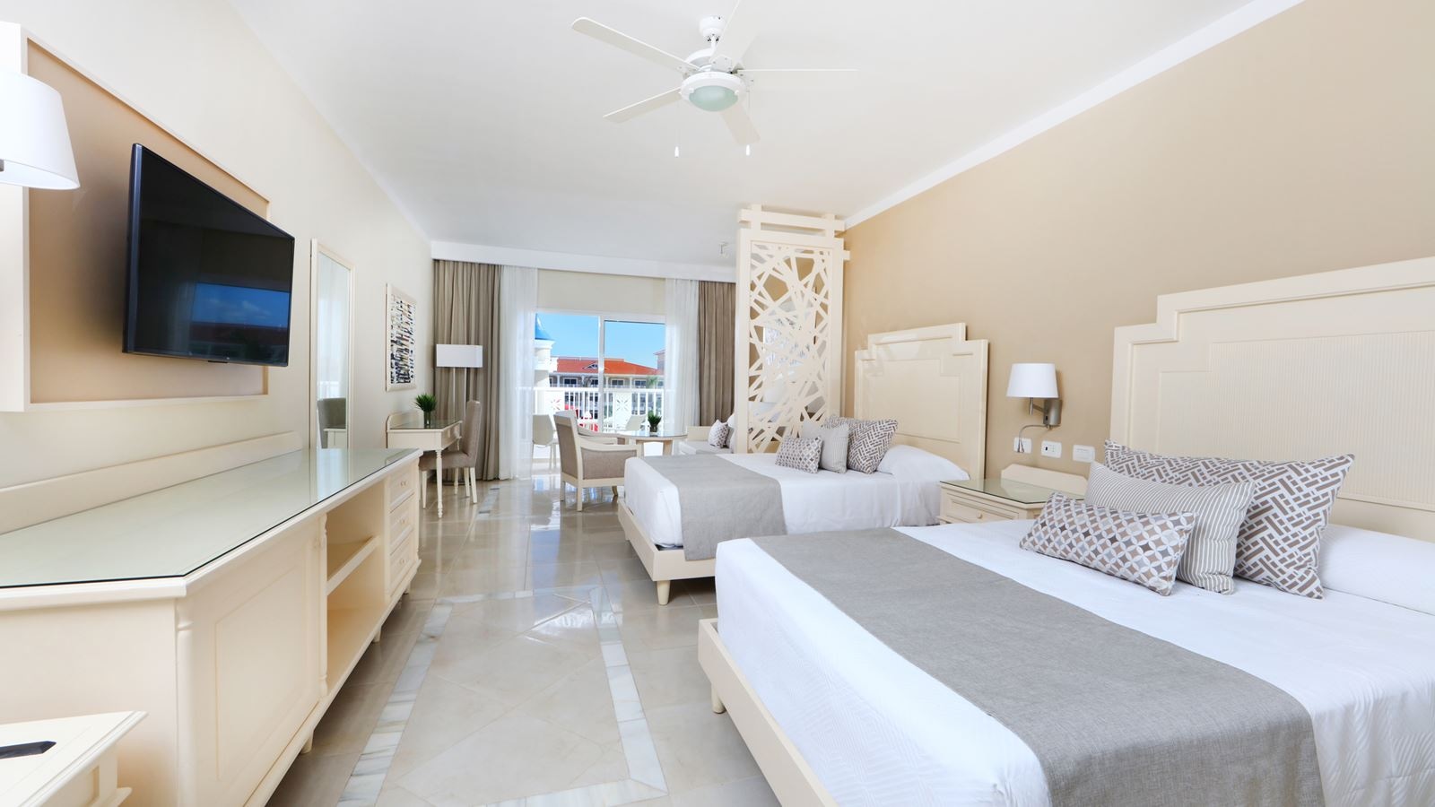 rooms-junior-suite-castle-front