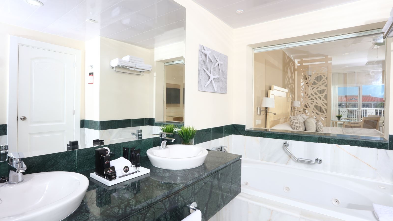 rooms-junior-suite-castle-front