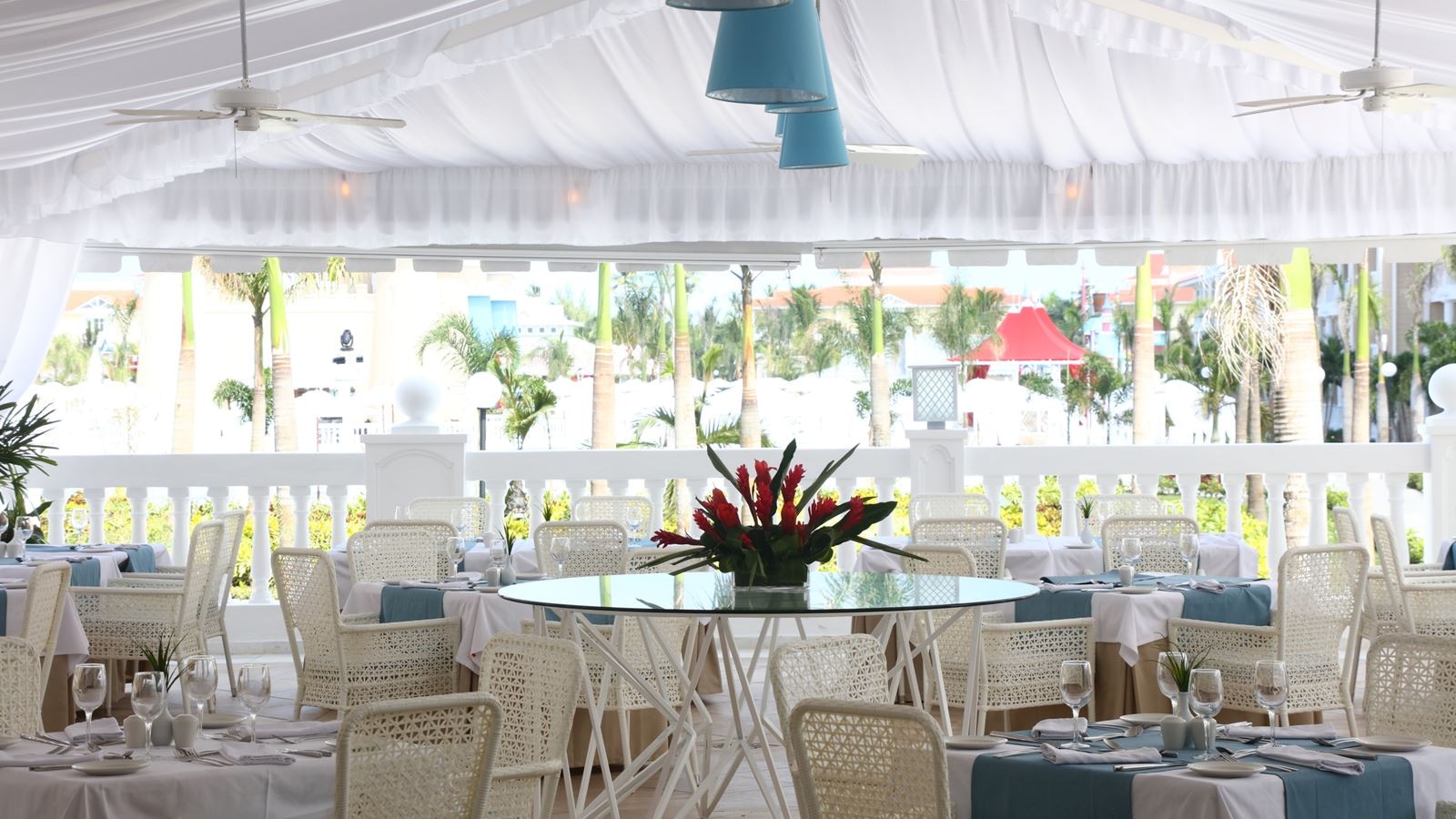 restaurants-main-buffet-larimar