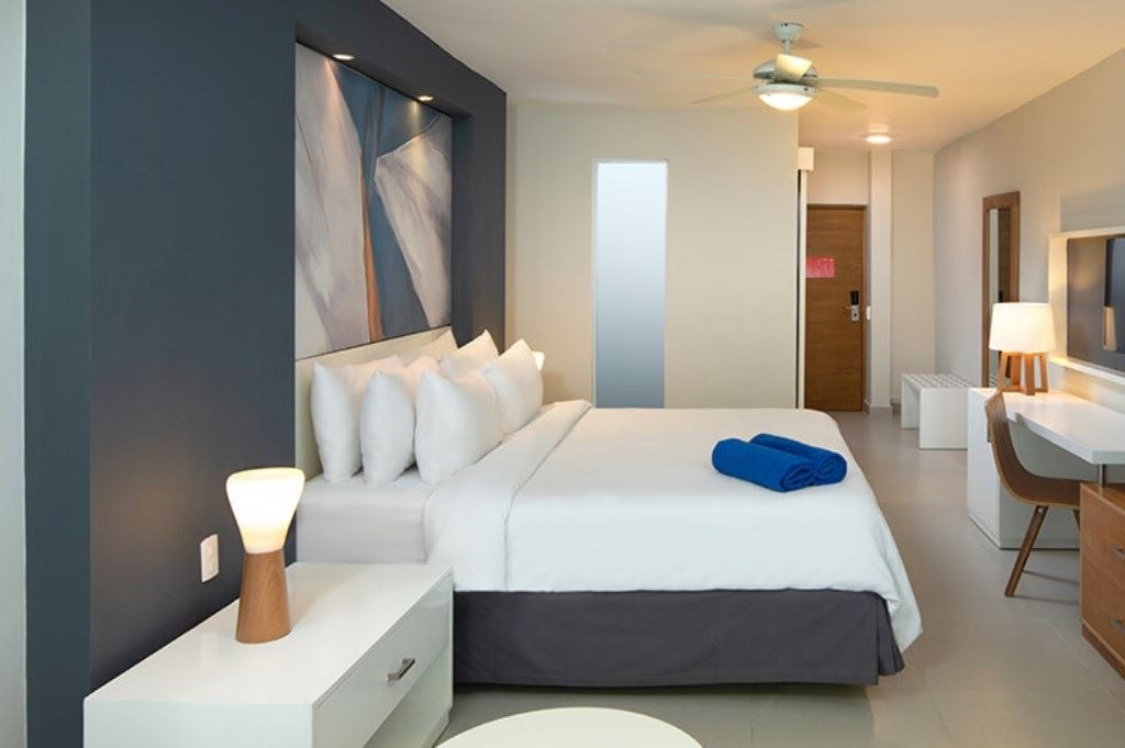 rooms-essentia-swim-out-room