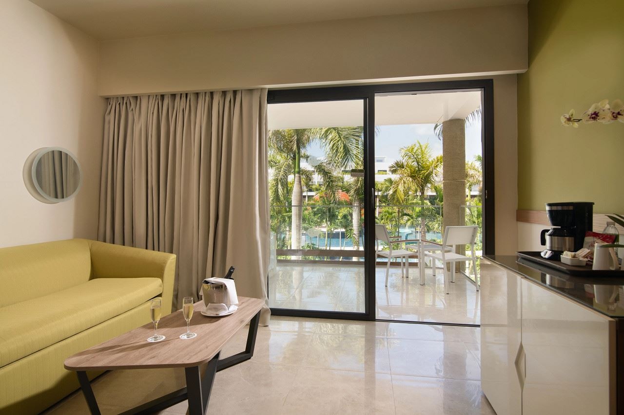 rooms-premium-junior-suite-pool-view