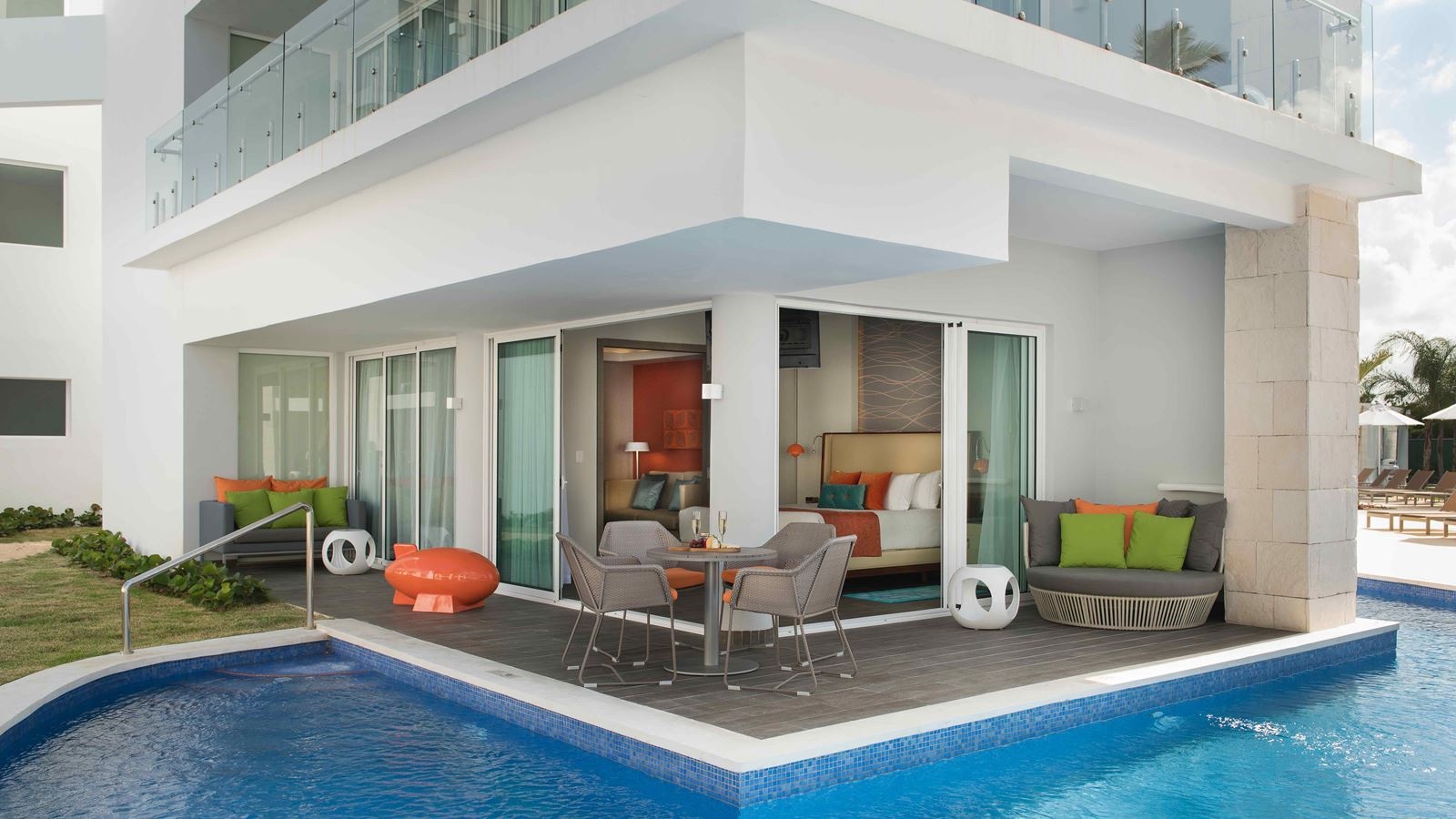 rooms-swank-wraparound-swimup-suite