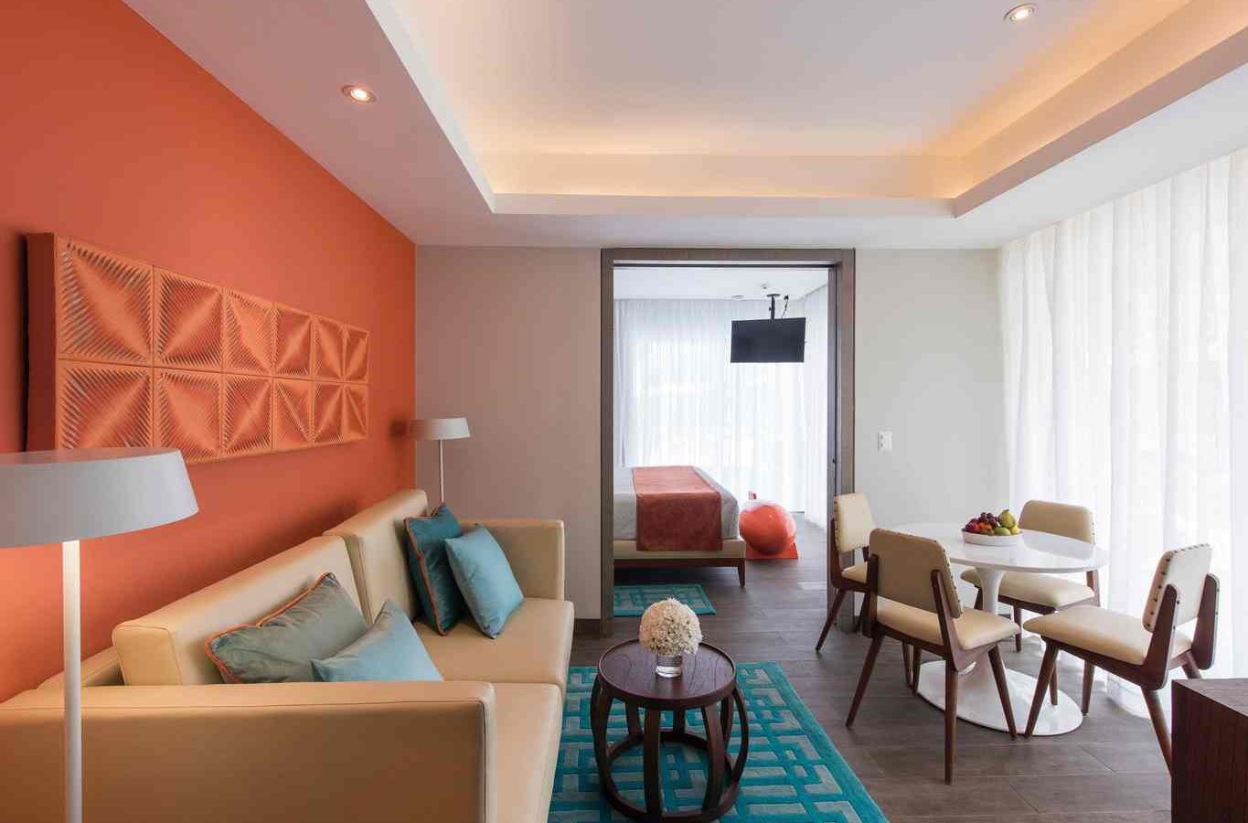 rooms-swank-wraparound-swimup-suite