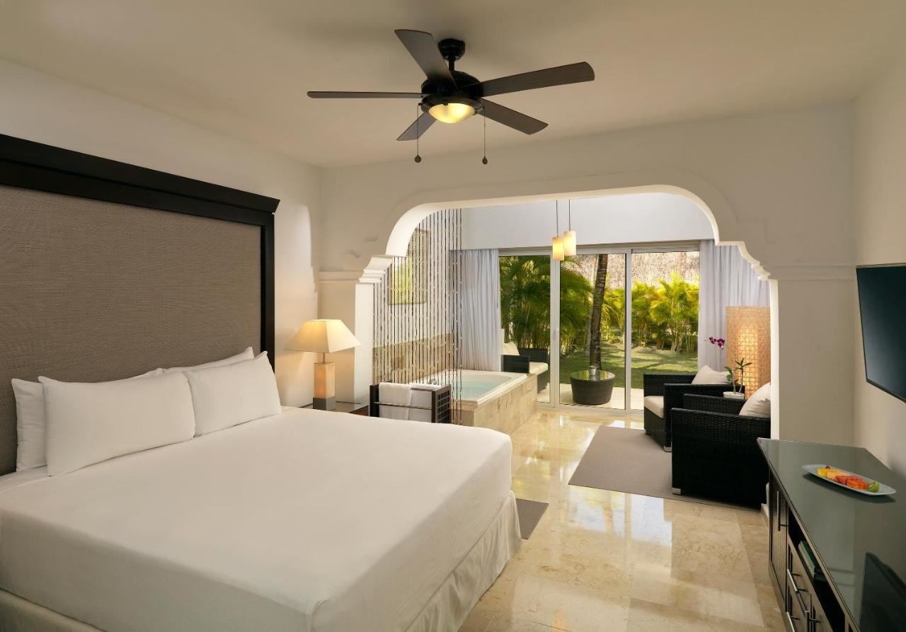 rooms-the-level-suite-tropical-palms
