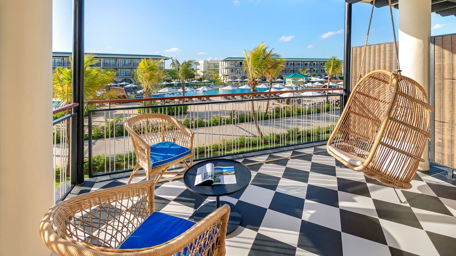 rooms-junior-suite-poolgarden-view