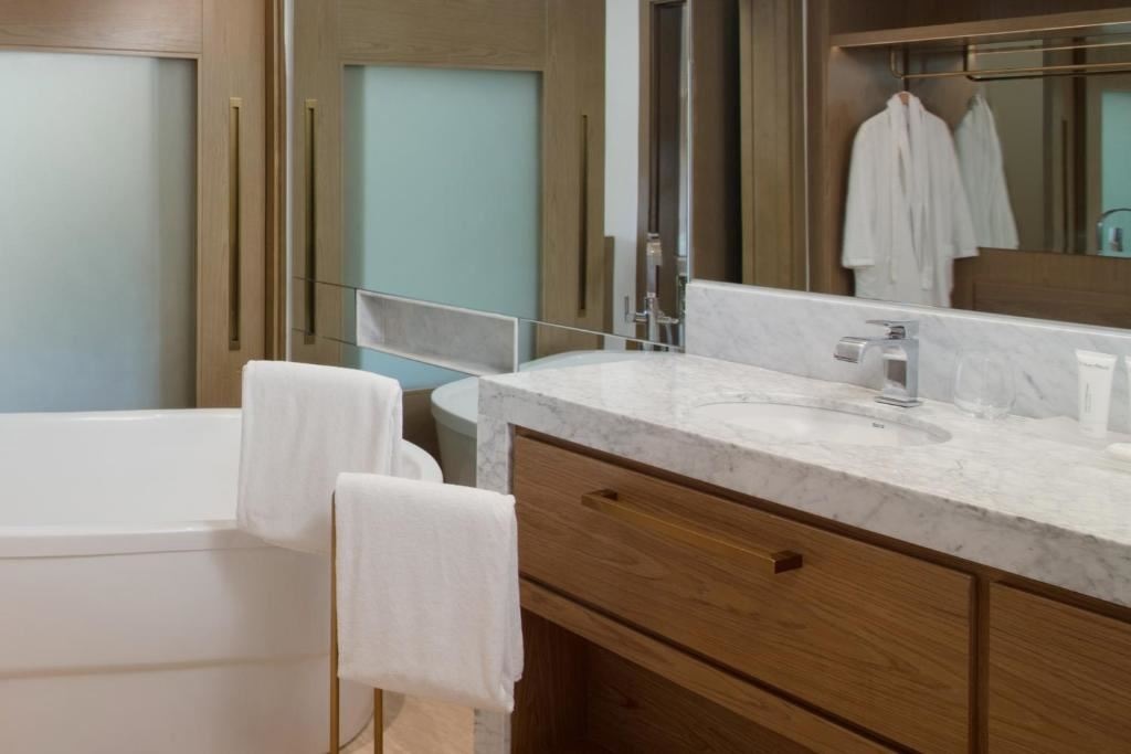 rooms-family-concierge-master-suite