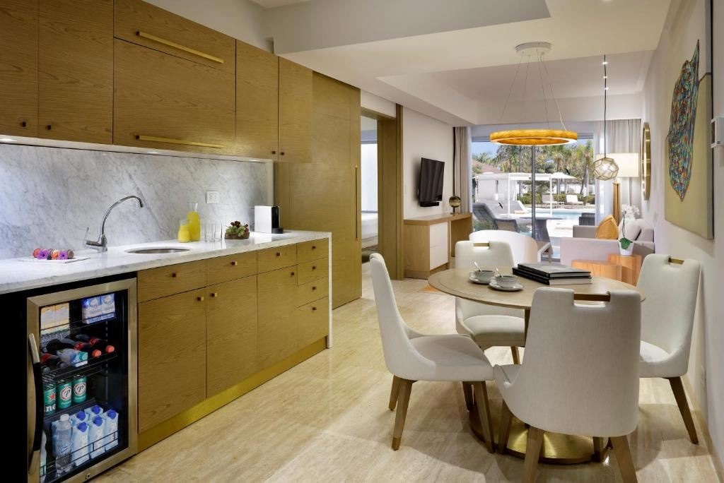 rooms-family-concierge-suite-swim-up