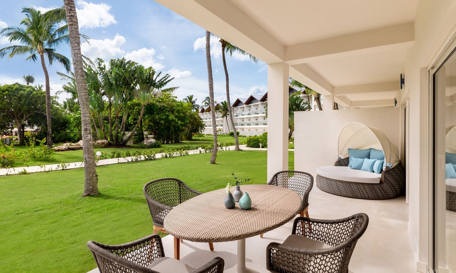 rooms-preferred-club-swim-out-garden-view