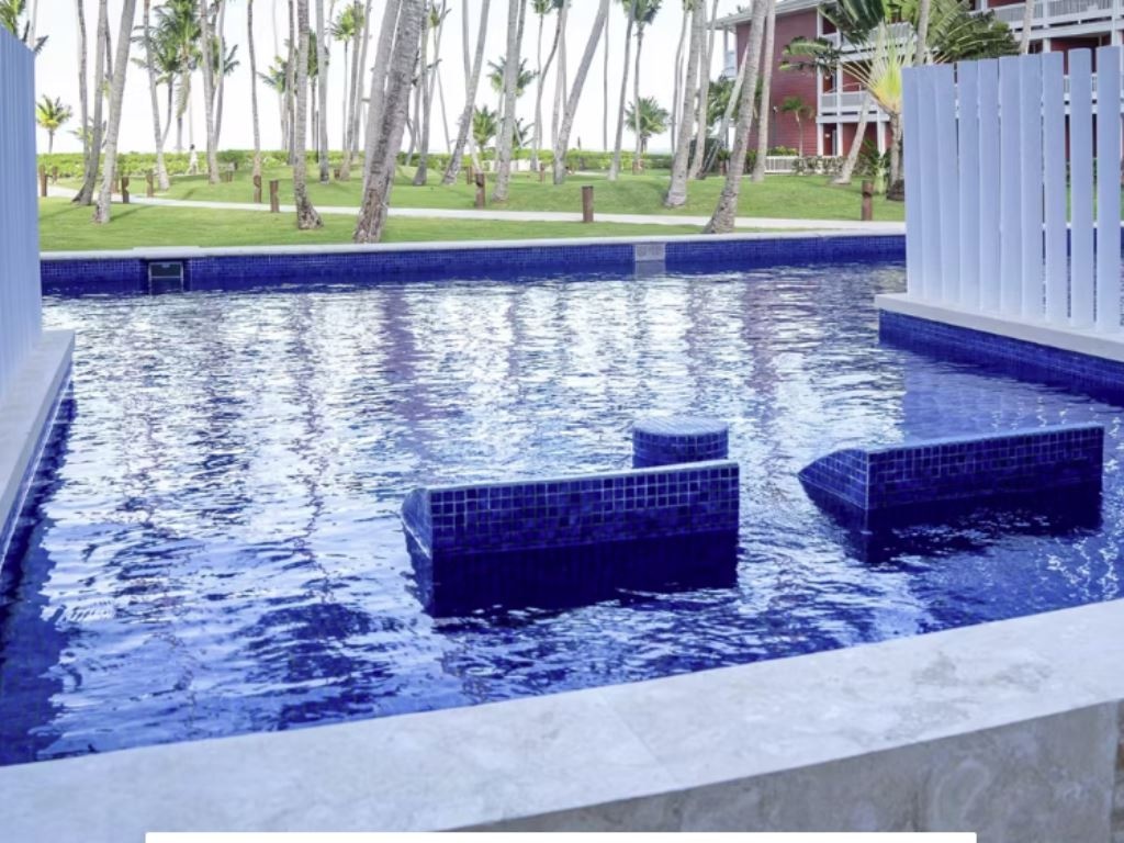 rooms-superior-room-swim-up-premium-level