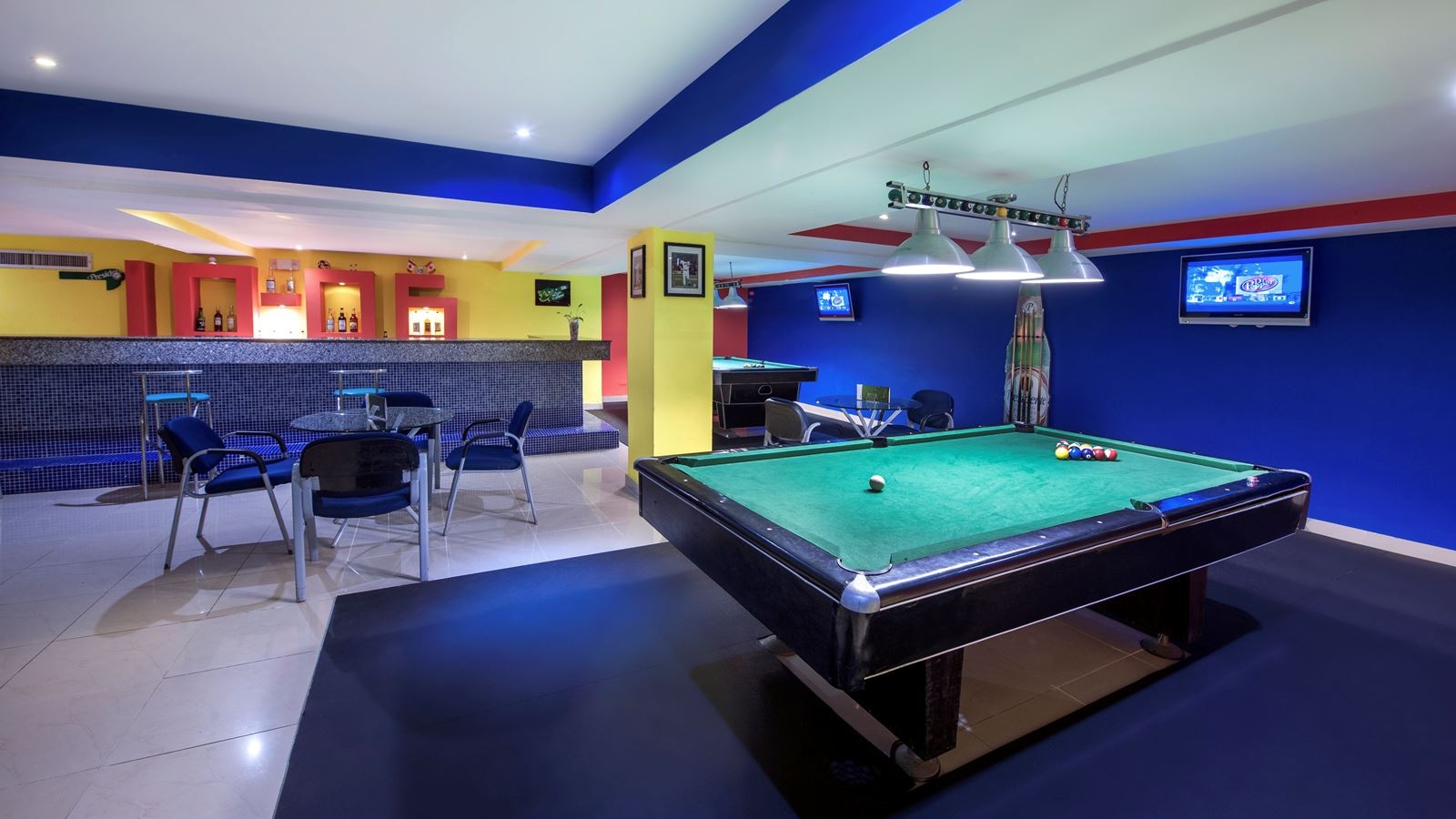 bars-sport-bar--strikers