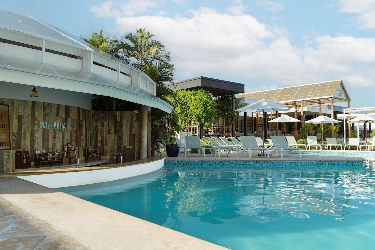 bars-margaritas-swim-up-bar-at-the-pool