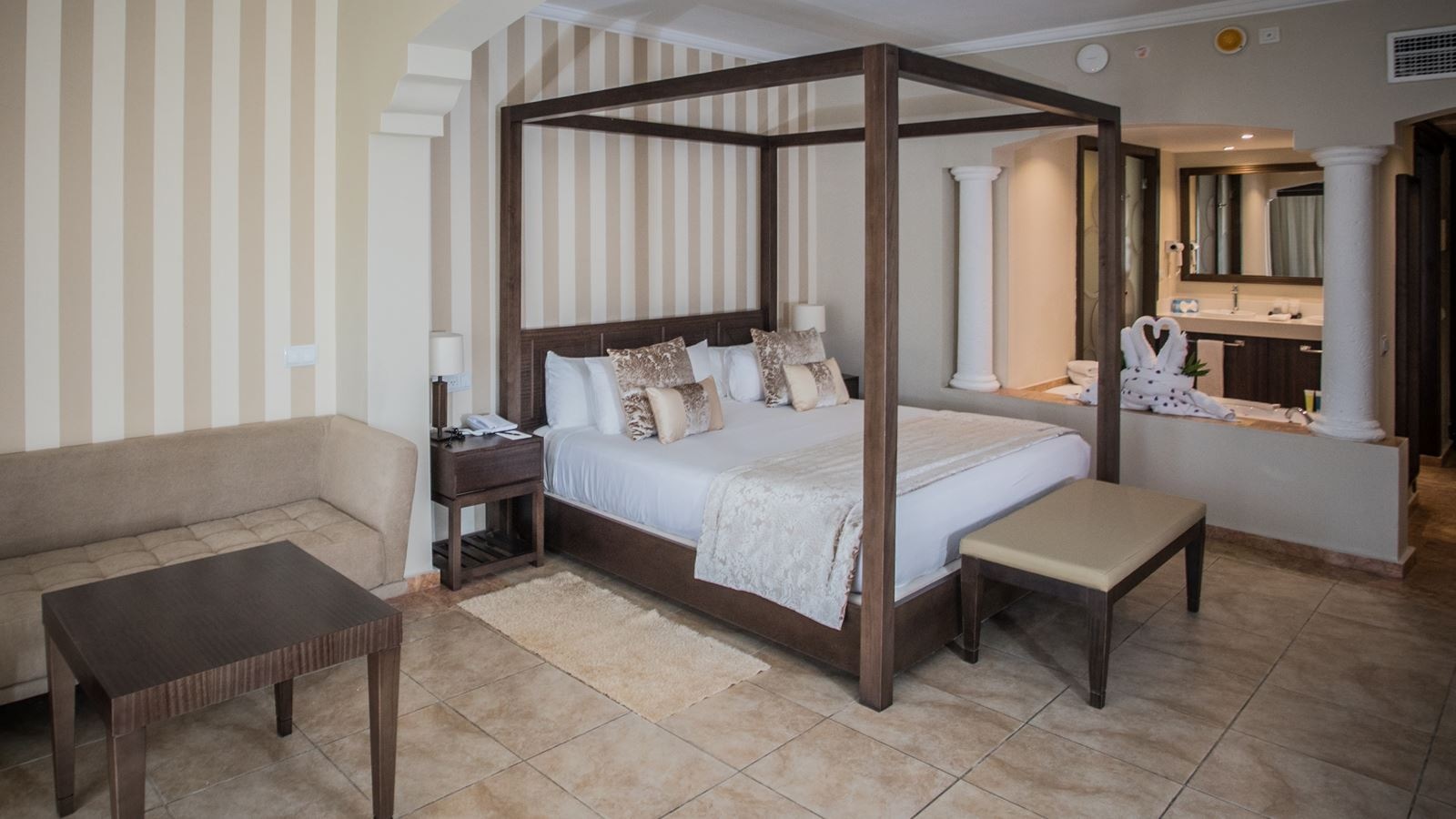 rooms-colonial-club-junior-suite-with-jacuzzi